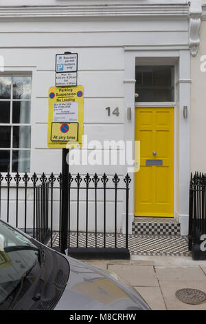 Une tendance lampadaire et arbre sur un coin de rue de Holland Park dans le quartier royal de Kensington et Chelsea, le 13 mars 2018, à Londres, en Angleterre. Banque D'Images