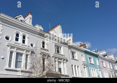 Victorian maisons le long de la rue Elgin Crescent W11 dans la région de Notting Hill, le 13 mars 2018, à Londres, en Angleterre. L'Elgin Crescent maisons ont été construites dans les années 1850 et 1860 avec de nombreux bâtiments classés. À l'Est de Ladbroke Grove, il s'appelait à l'Elgin Road. Il est nommé d'après la ville d'Elgin en Ecosse. Banque D'Images