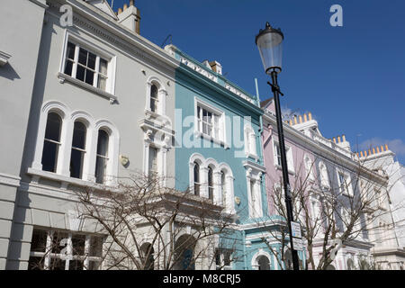 Victorian maisons le long de la rue Elgin Crescent W11 dans la région de Notting Hill, le 13 mars 2018, à Londres, en Angleterre. L'Elgin Crescent maisons ont été construites dans les années 1850 et 1860 avec de nombreux bâtiments classés. À l'Est de Ladbroke Grove, il s'appelait à l'Elgin Road. Il est nommé d'après la ville d'Elgin en Ecosse. Banque D'Images