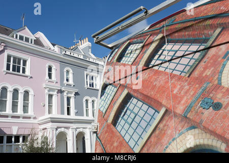 La conception sur les portes arrière d'une fenêtre sur mesure l'entreprise van maisons victoriennes et le long de la rue Elgin Crescent W11 dans la région de Notting Hill, le 13 mars 2018, à Londres, en Angleterre. L'Elgin Crescent maisons ont été construites dans les années 1850 et 1860 avec de nombreux bâtiments classés. À l'Est de Ladbroke Grove, il s'appelait à l'Elgin Road. Il est nommé d'après la ville d'Elgin en Ecosse. Banque D'Images