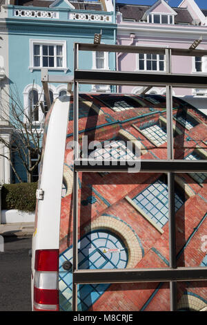 La conception sur les portes arrière d'une fenêtre sur mesure l'entreprise van maisons victoriennes et le long de la rue Elgin Crescent W11 dans la région de Notting Hill, le 13 mars 2018, à Londres, en Angleterre. L'Elgin Crescent maisons ont été construites dans les années 1850 et 1860 avec de nombreux bâtiments classés. À l'Est de Ladbroke Grove, il s'appelait à l'Elgin Road. Il est nommé d'après la ville d'Elgin en Ecosse. Banque D'Images