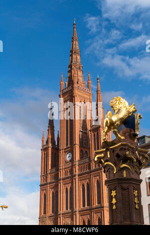 Nassauische der Löwe auf dem Marktbrunnen vor der Marktkirche à Wiesbaden, Hesse, Allemagne Allemagne | Nassau Lion sur fontaine du marché et les protestants Banque D'Images