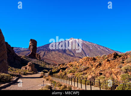 La montagne Teide et Roques de Garcia, le Parc National du Teide, l'île de Tenerife, Canaries, Espagne Banque D'Images