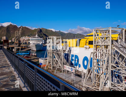 Fred Olsen Ferry dans le port de Santa Cruz de Tenerife, Tenerife, Îles Canaries, Espagne Banque D'Images