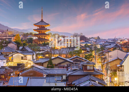 Vieille ville de Kyoto, au Japon, dans le quartier Higashiyama skyline. Banque D'Images