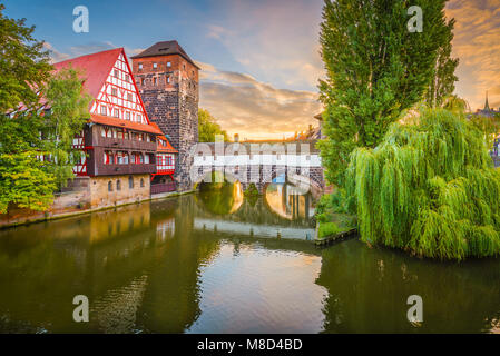 Nuremberg, Allemagne à Hangman's Bridge sur la rivière Pegnitz. Banque D'Images