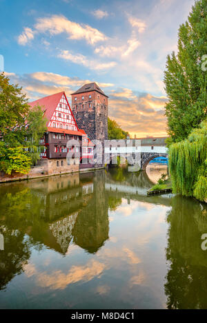 Nuremberg, Allemagne à Hangman's Bridge sur la rivière Pegnitz. Banque D'Images