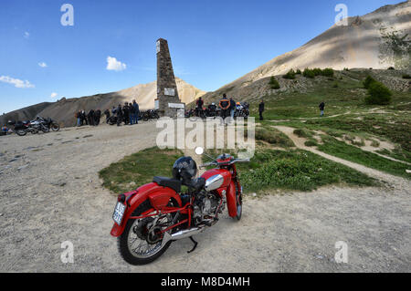 Groupe d'un motard vintage vue avant d'escale dans paysage de montagnes avec ciel nuageux France Alpes Izoard hill pass vers juin 2015 Banque D'Images