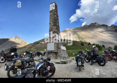 Groupe d'un motard vintage vue avant d'escale dans paysage de montagnes avec ciel nuageux France Alpes Izoard hill pass vers juin 2015 Banque D'Images