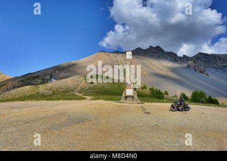 Groupe d'un motard vintage vue avant d'escale dans paysage de montagnes avec ciel nuageux France Alpes Izoard hill pass vers juin 2015 Banque D'Images