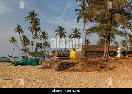 Bateaux de pêche cabane de pêcheurs et croix de pierre Colva Beach Goa Inde Banque D'Images