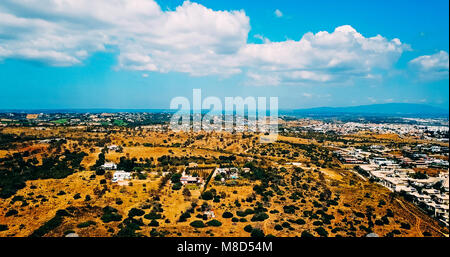 Drone aérien Vue de Falaise aride à Lagos, Portugal Banque D'Images