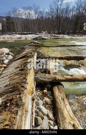 Vestiges de l'ancien lit d'Barrage (peut-être également être connu sous le nom de barrage de déviation) sur la branche est de la rivière Pemigewasset. Banque D'Images