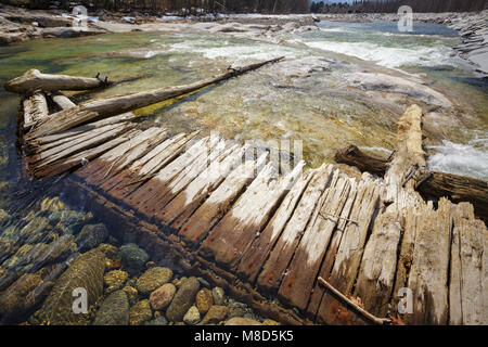 Vestiges de l'ancien lit d'Barrage (peut-être également être connu sous le nom de barrage de déviation) sur la branche est de la rivière Pemigewasset. Banque D'Images