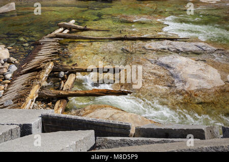 Vestiges de l'ancien lit d'Barrage (peut-être également être connu sous le nom de barrage de déviation) sur la branche est de la rivière Pemigewasset. Banque D'Images