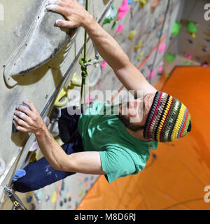 Jeune homme sportif dans une salle de l'escalade escalade - sports en salle Banque D'Images