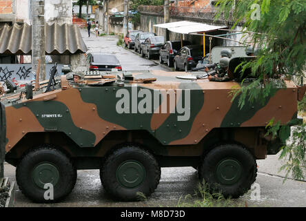 Rio de Janeiro, Brésil du 23 février 2018, les soldats de l'armée brésilienne patrolls sur une agression contre la voiture Vila Kennedy bidonville. Intervention de l'armée brésilienne Banque D'Images