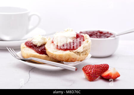 Cornish Cream Tea (confiture sur le fond de la crème sur le dessus) Banque D'Images