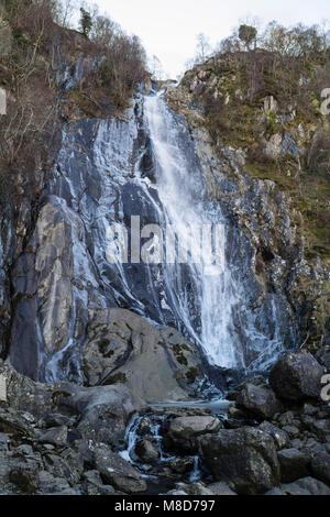 Chutes d'Aber ou Rhaeadr Fawr avec l'eau gelée sur les roches dans Coedydd Aber Réserve naturelle nationale de Snowdonia. Abergwyngregyn Wales UK Banque D'Images