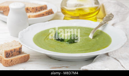 Soupe crème de brocoli à l'huile d'olive dans une assiette blanche sur une table en bois alimentaires. nutrition. Selective focus Banque D'Images