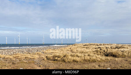 Le front de mer de sud Gare avec les éoliennes offshore à Redcar,Angleterre,UK Banque D'Images