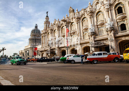 La Havane, Cuba - 12 décembre 2016 : Le trafic en face du Capitole et le Théâtre National (Alicia Alonso) près du Central Park Banque D'Images