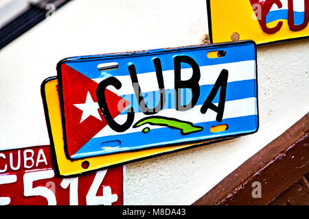 La Havane, Cuba - 12 décembre 2016 : la plaque de licence avec Cuba drapeau en magasin de souvenirs à La Havane, Cuba. Banque D'Images