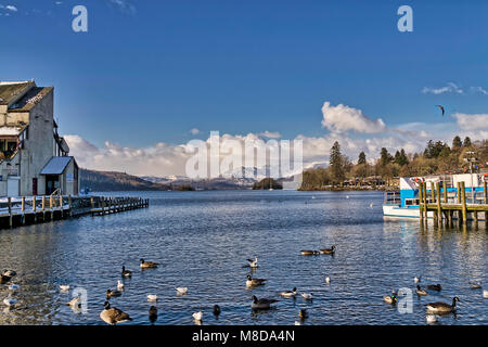 Bowness-on-Windermere avec Fairfield sur l'horizon. Banque D'Images