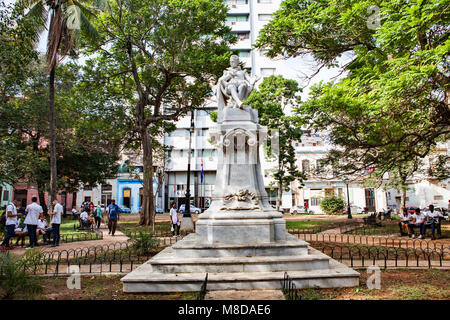 La Havane, Cuba - 12 décembre 2016 : Statue de Miguel de Cervantes Saavedra dans la Vieille Havane, Cuba. Banque D'Images