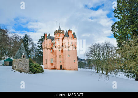 CRAIGIEVAR CASTLE ABERDEENSHIRE EN ÉCOSSE AVEC LA TOUR ROSE ENTOURÉ DE NEIGE DE L'HIVER ET DES PINS EVERGREEN Banque D'Images