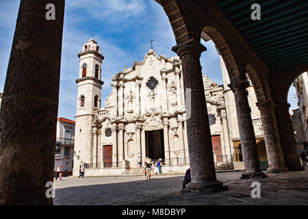 La Havane, Cuba - 12 décembre 2016 : Place de la cathédrale dans la vieille Havane (Cuba) avec l'architecture baroque de la cathédrale de San Cristobal. Banque D'Images