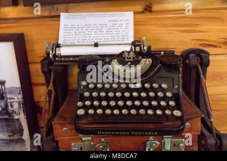 Key West, Floride - le 04 mars 2018 : une vue de l'un d'Ernest Hemingway's typewriter affiche dans sa maison de Key West Banque D'Images