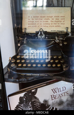 Key West, Floride - le 04 mars 2018 : une vue de l'un d'Ernest Hemingway's typewriter affiche dans sa maison de Key West Banque D'Images