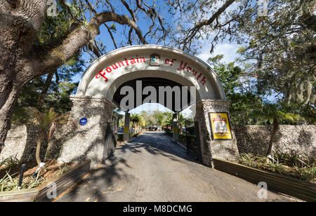 St Augustine, FL - Mars 07, 2018 : Le point de vue de la fontaine de jouvence entrée Parc Archéologique Banque D'Images