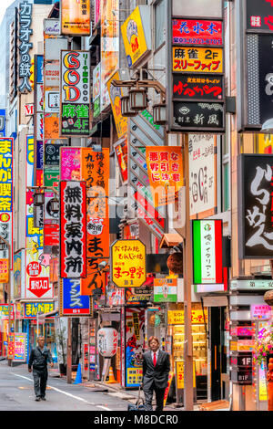 TOKYO - Le 13 novembre : des panneaux dans le théâtre Kabuki-cho Shinjuku Novembre 13, 2014 district de Tokyo, JP. La zone est un quartier de la vie nocturne Sleepless Banque D'Images