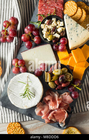 Planche de charcuterie fantaisie gastronomique avec viande  + fromage et raisins Banque D'Images