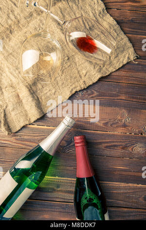 Image de deux bouteilles de vin et des verres à vin sur nappes Banque D'Images