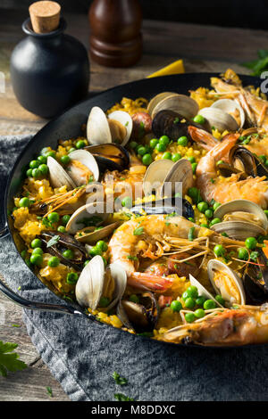 Paella aux fruits de mer espagnol fait maison avec des moules et des palourdes Crevettes Banque D'Images