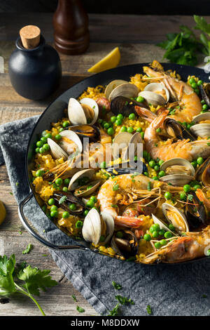 Paella aux fruits de mer espagnol fait maison avec des moules et des palourdes Crevettes Banque D'Images