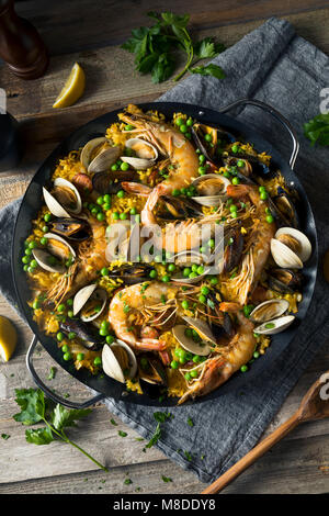 Paella aux fruits de mer espagnol fait maison avec des moules et des palourdes Crevettes Banque D'Images