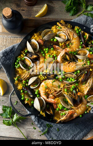 Paella aux fruits de mer espagnol fait maison avec des moules et des palourdes Crevettes Banque D'Images