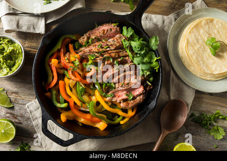 Des Fajitas Steak de Bœuf avec des poivrons et oignons Banque D'Images