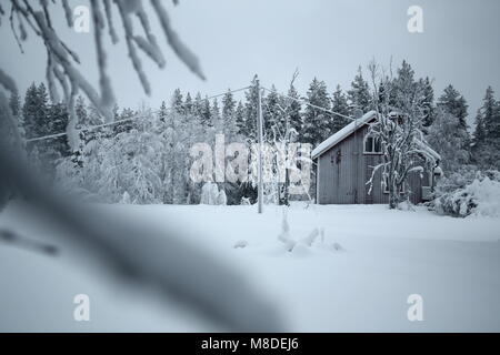 Maison en bois typiquement suédois dans le gel et la neige. Banque D'Images