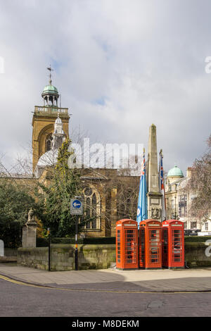 Vue du centre-ville de Northampton avec trois boîtes de téléphone rouge en face d'un monument commémoratif de guerre conçus Lutyens, All Saints Church dans l'arrière-plan. Banque D'Images