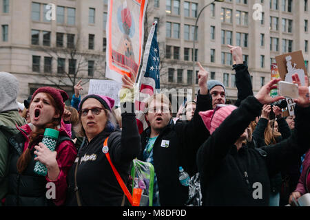 Les manifestants défilent devant l'hôtel Trump International huées et montrant un doigt du milieu dans la Marche des femmes sur Washington D.C., le 21 janvier 2017 Banque D'Images