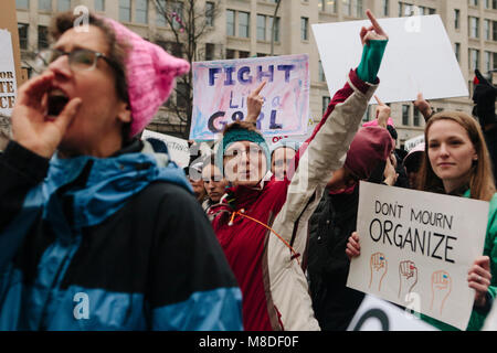 Les manifestants défilent devant l'hôtel Trump International huées et montrant un doigt du milieu dans la Marche des femmes sur Washington D.C., le 21 janvier 2017 Banque D'Images