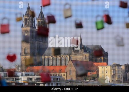 Magdeburger Dom (Cathédrale de Magdebourg) dans creative shot with blurred cadenas. Banque D'Images