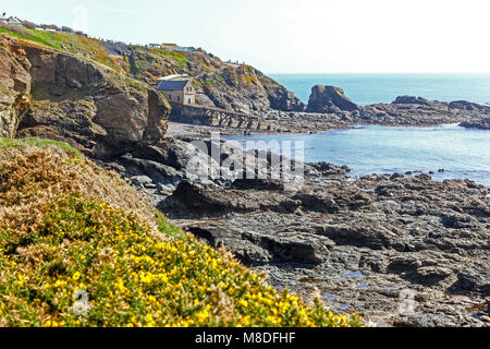 Regarder en arrière vers l'ancien poste de recherche et sauvetage dans Polpeor Cove, Lizard Point sur la péninsule de Lizard, Cornwall, Angleterre du Sud-Ouest, Royaume-Uni Banque D'Images