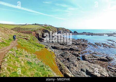 Regarder en arrière vers l'ancien poste de recherche et sauvetage dans Polpeor Cove, Lizard Point sur la péninsule de Lizard, Cornwall, Angleterre du Sud-Ouest, Royaume-Uni Banque D'Images