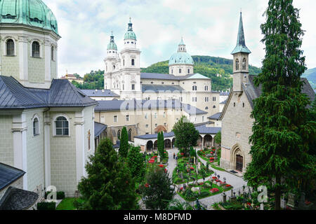 Salzbourg, Autriche - Le 6 septembre 2017 ; voir à travers la vitre à des bâtiments, de l'église et le cimetière des dômes ci-dessous de catacombes à Salzbourg, Autriche Banque D'Images